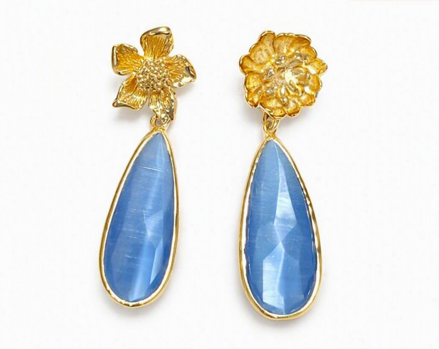 ✨ Aretes Flor Dorada con Piedra Azul